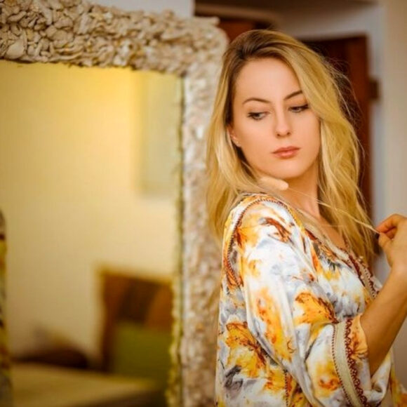 Floral Elegance Kaftan – A Blend of Art & Sophistication